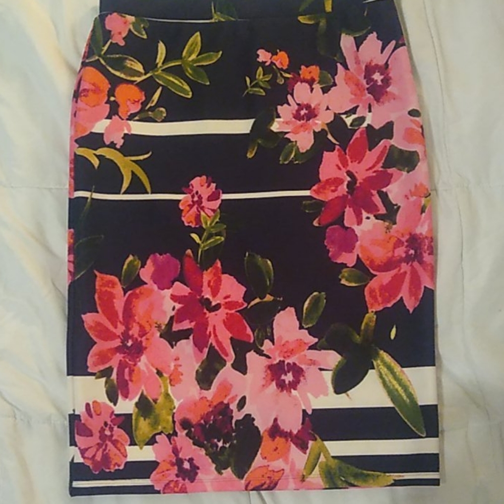 Melissa Paige Petite L flowered pencil skirt